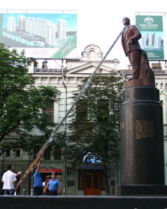 Ленин — «ожил», а Киев загнали в ящик