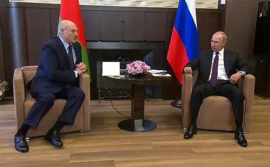 Имперская корона Путина vs гетманская булава Лукашенко