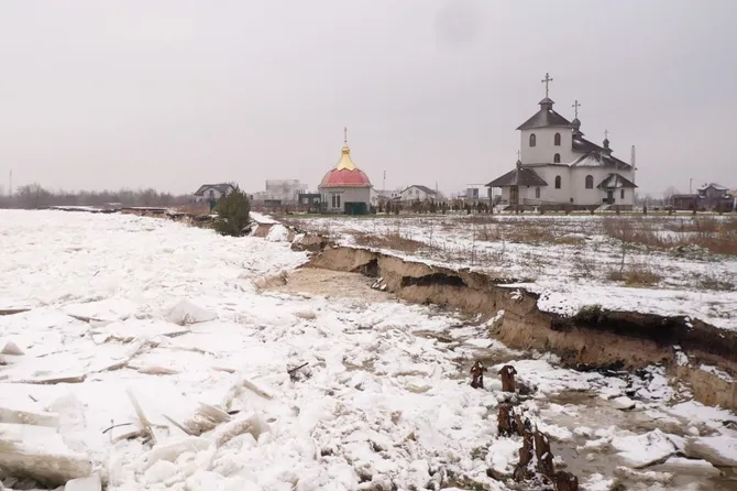 Полный обвал: на Киевщине из-за добытчиков песка разрушается и затапливается берег Десны (видео)